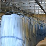 Hangbaan om gesorteerd wasgoed te bufferen voordat deze de wastunnel in gaat